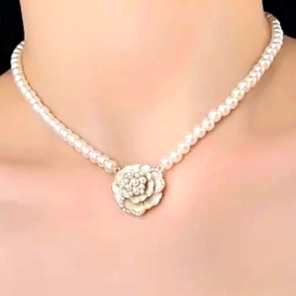 Women's pearl necklace - Picture 4 of 6